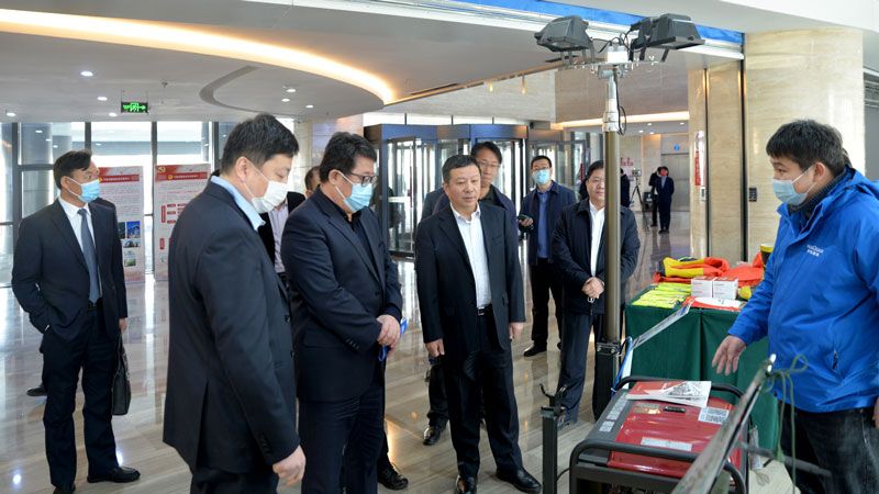 濰坊市領導蒞臨華全集團展位，詳細詢問公司發(fā)展情況、產(chǎn)品情況等