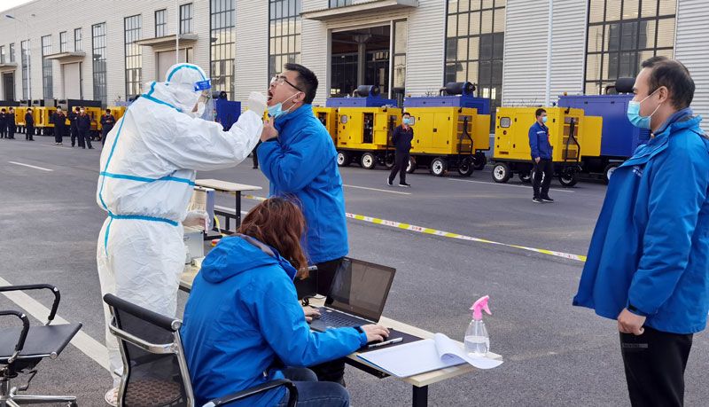 華全集團(tuán)員工排隊(duì)進(jìn)行核酸檢測(cè)