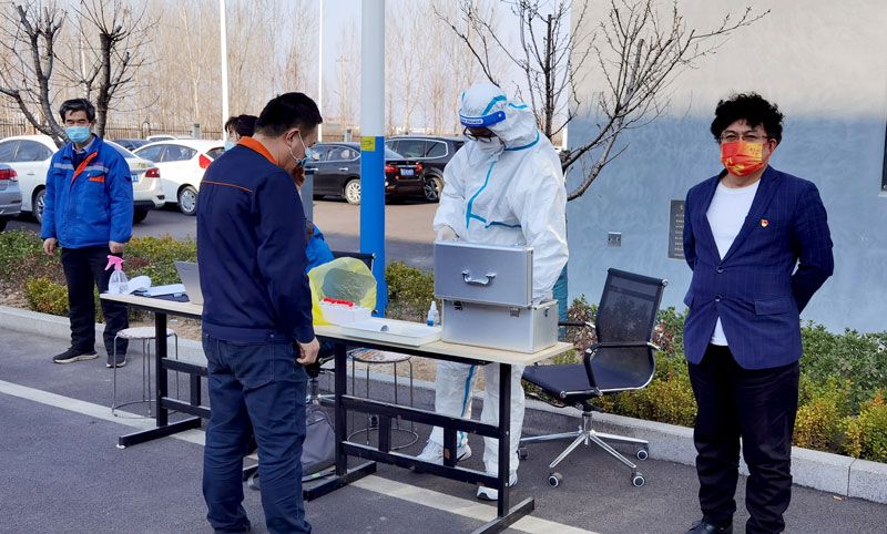 華全集團(tuán)黨支部書記趙立增為員工提供免費(fèi)核酸檢測(cè)
